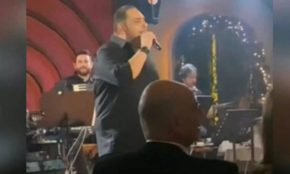 Ο Νίκος Δένδιας στο «στέκι» του Ανδρέα Παπανδρέου για τα Χριστούγεννα